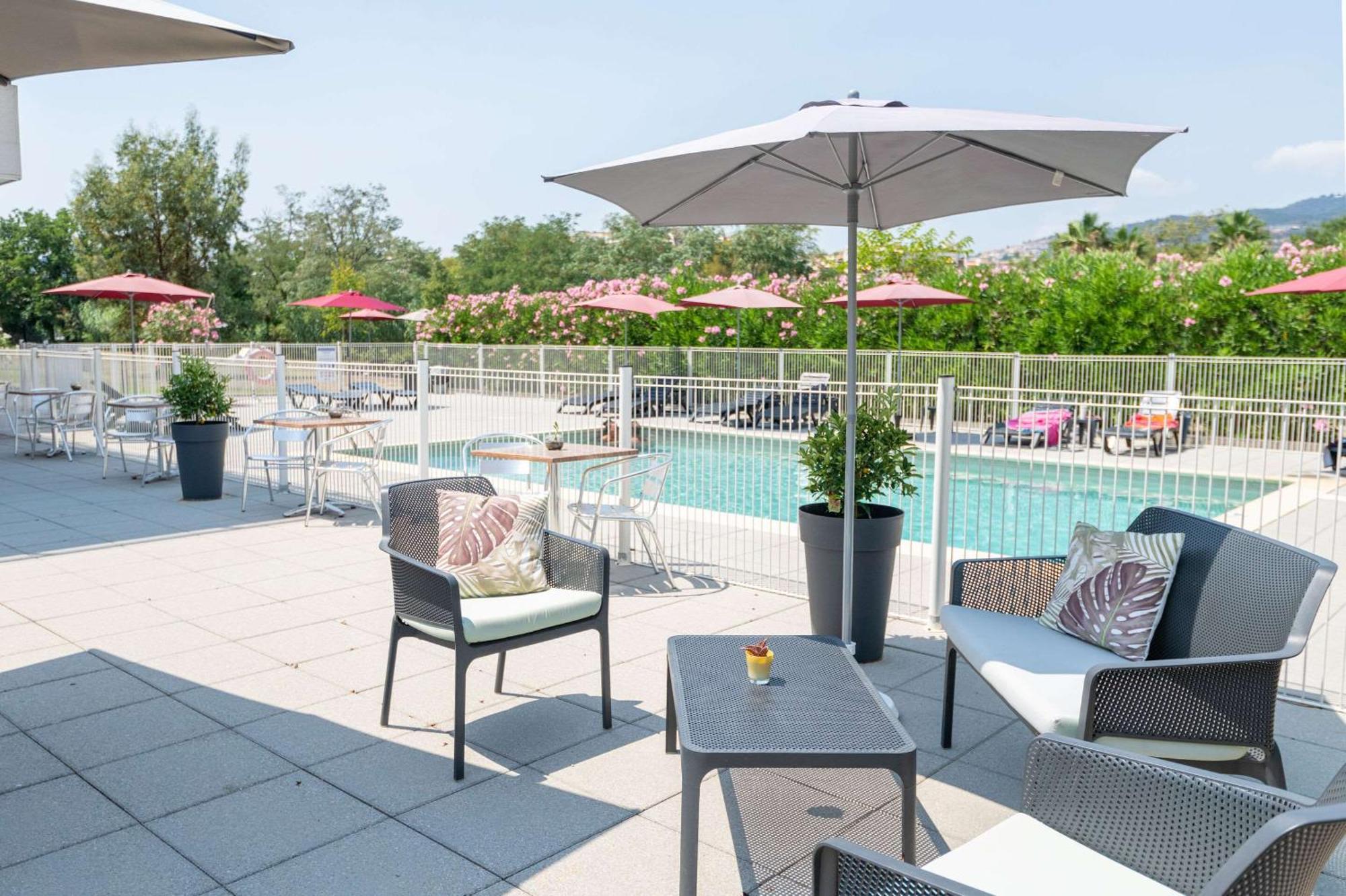 Comfort Aparthotel Cannes Mandelieu Екстериор снимка